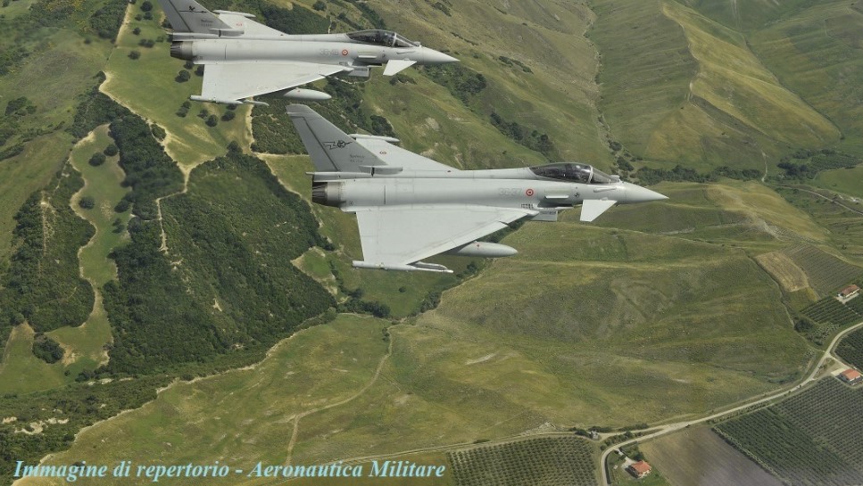 Aerei caccia intercettori Eurofighter Typhoon in volo