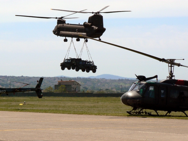 57 anni dell'Aviazione Esercito italiano, Viterbo: dimostrazione di trasporto al gancio baricentrico effettuato da elicotteri Etm CH-47 Chinook (foto di Sergio Morari)