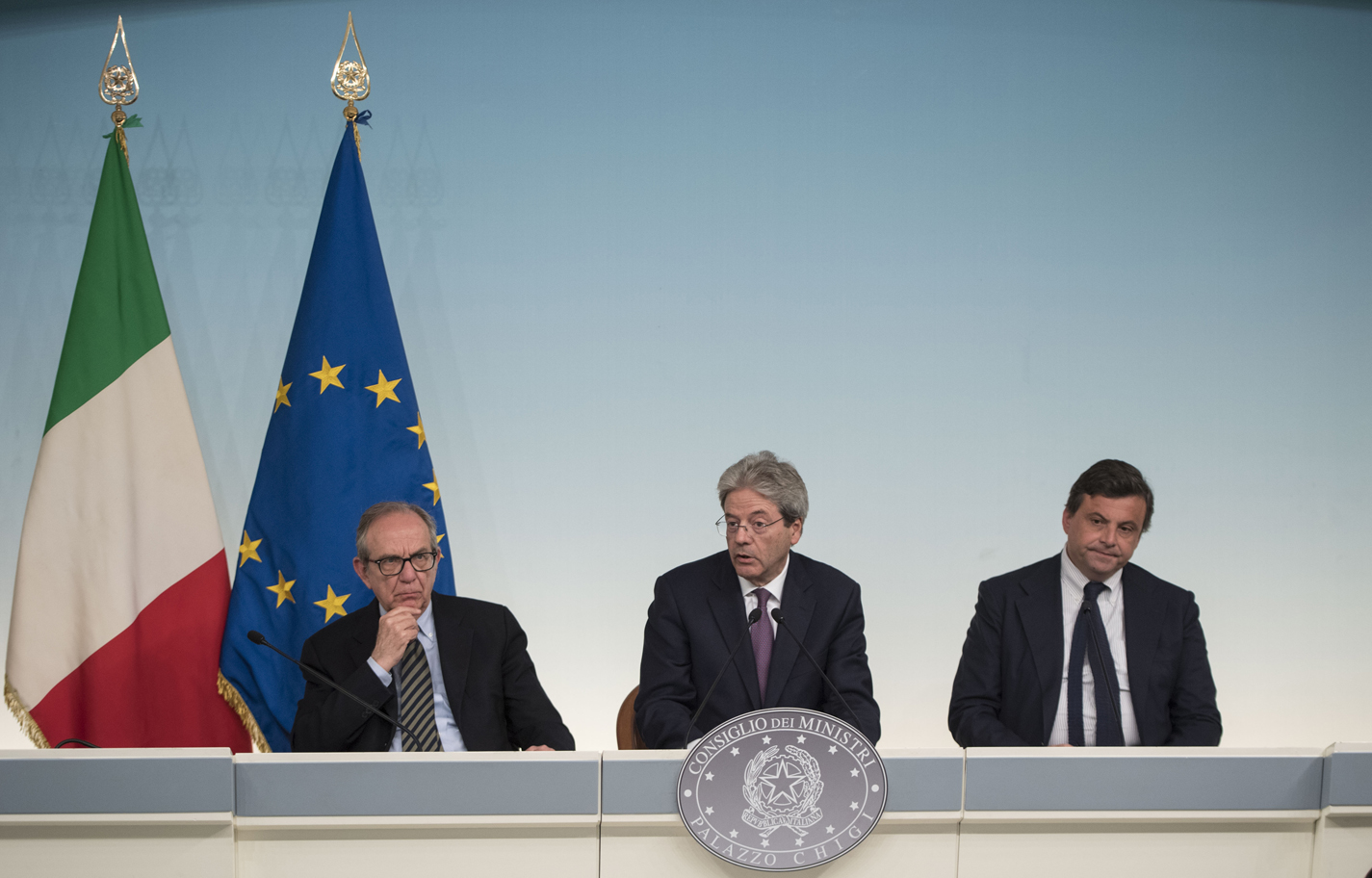 Conferenza-stampa dopo cdm n. 81 del 26/04/2018 a Roma con Gentiloni ed i ministri Calenda e Padoan