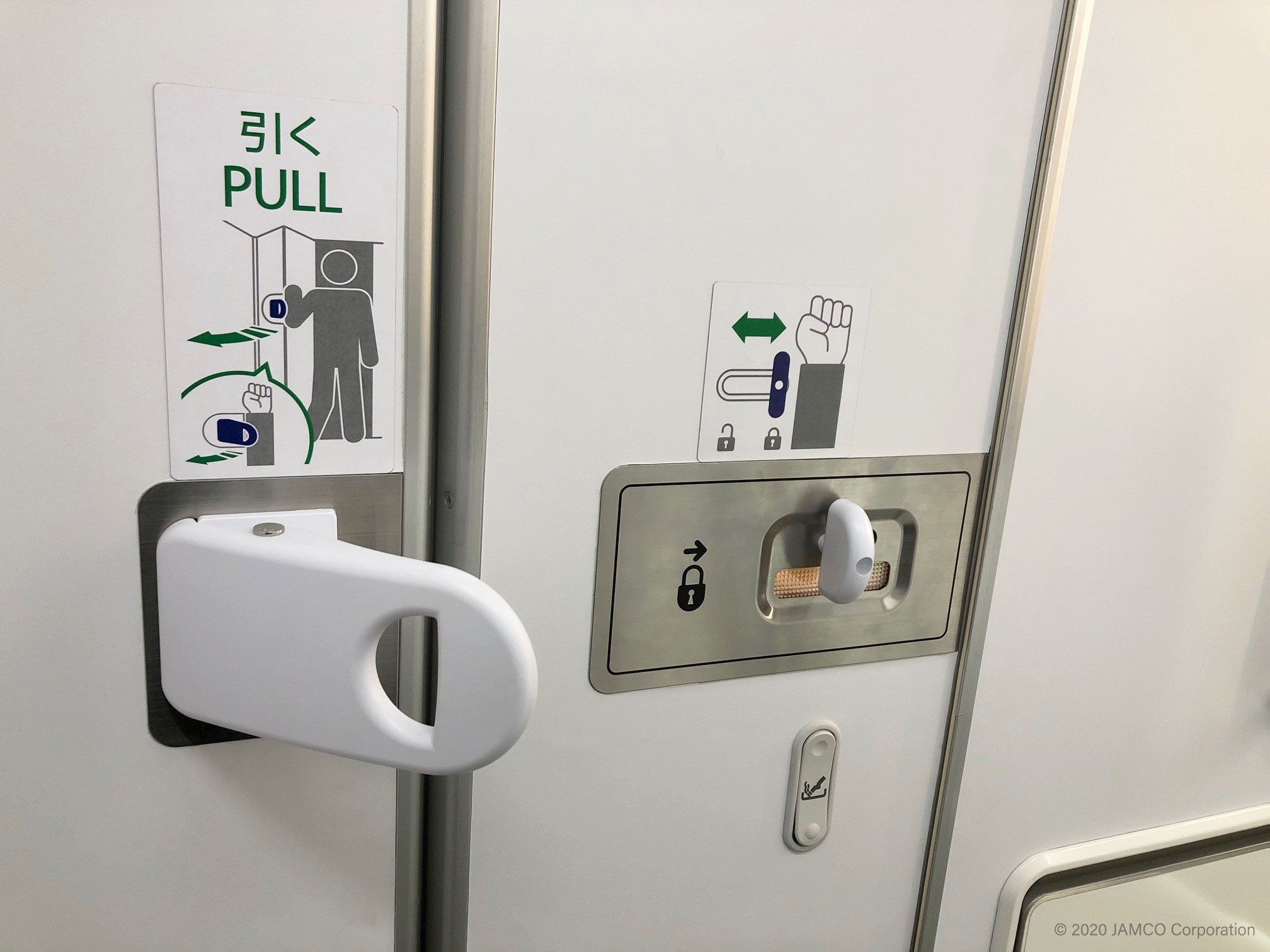Una toilette che si apre senza usare le mani