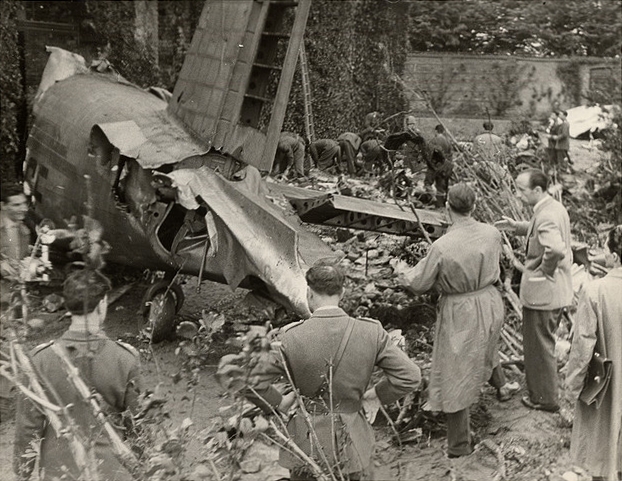 Piani di coda aereo trimotore Fiat G-212, marche I-ELCE, di Avio Linee Italiane, schiantato contro il terrapieno posteriore della Basilica di Superga (Torino) il 4 maggio 1949