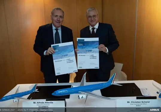 ITA Airways. Da sinistra a destra Alfredo Altavilla, presidente esecutivo di ITA Airways, e Christian Scherer, Chief Commercial Officer di Airbus e Head of Airbus International