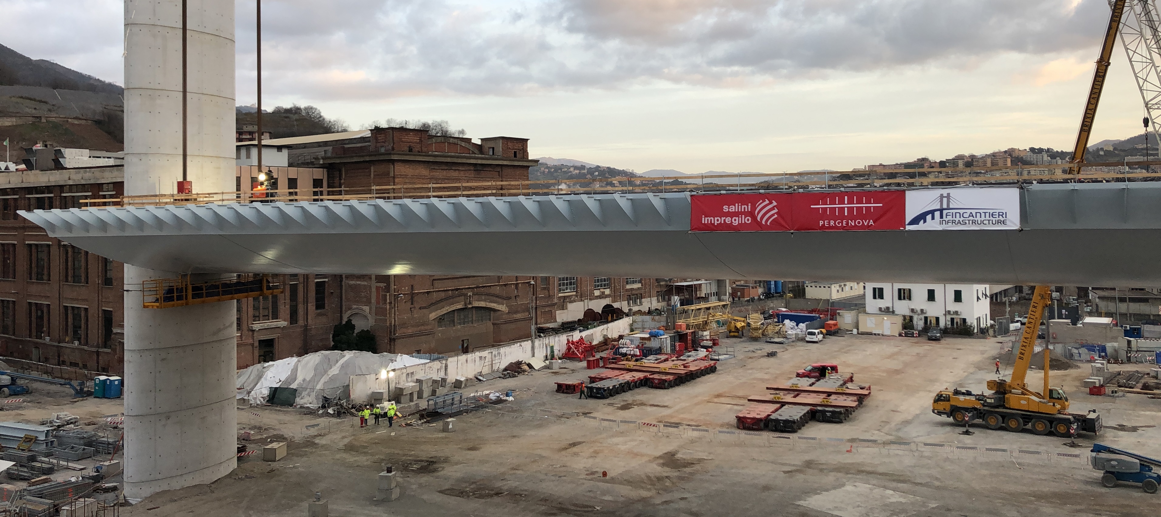 Fincantieri per il nuovo viadotto di Genova. Varato il maxi impalcato da 100 metri: il “ponte-nave” prende forma, su metà ponte, più di 500 metri di acciaio