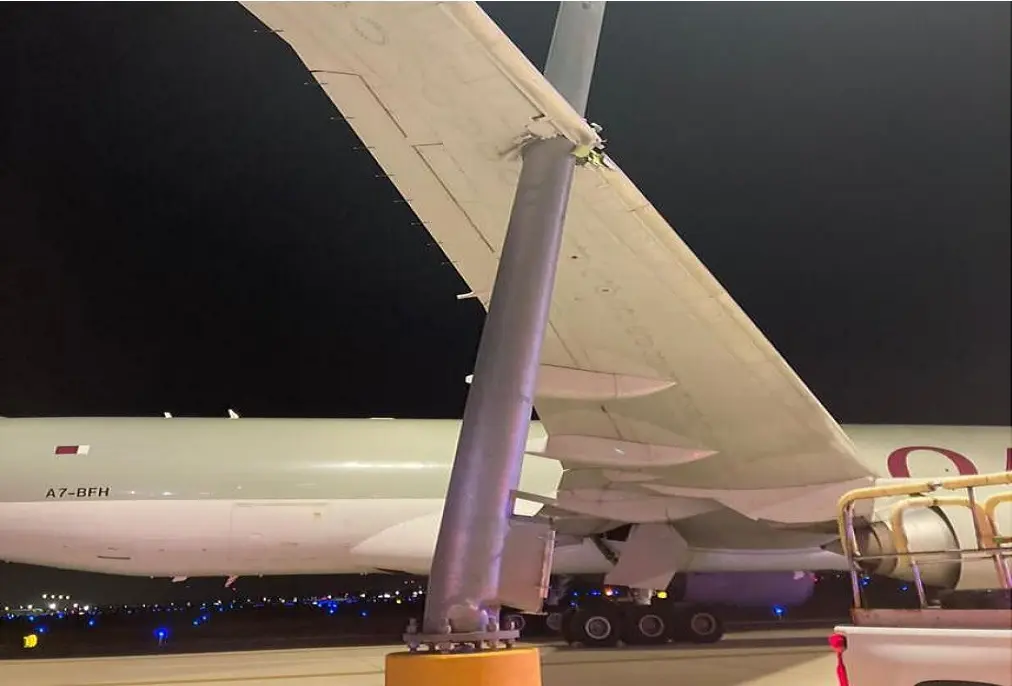 L'ala di un aereo Boeing 777 dell'aviolinea Qatar Airways urta un palo della luce nell'aeroporto di Chicago