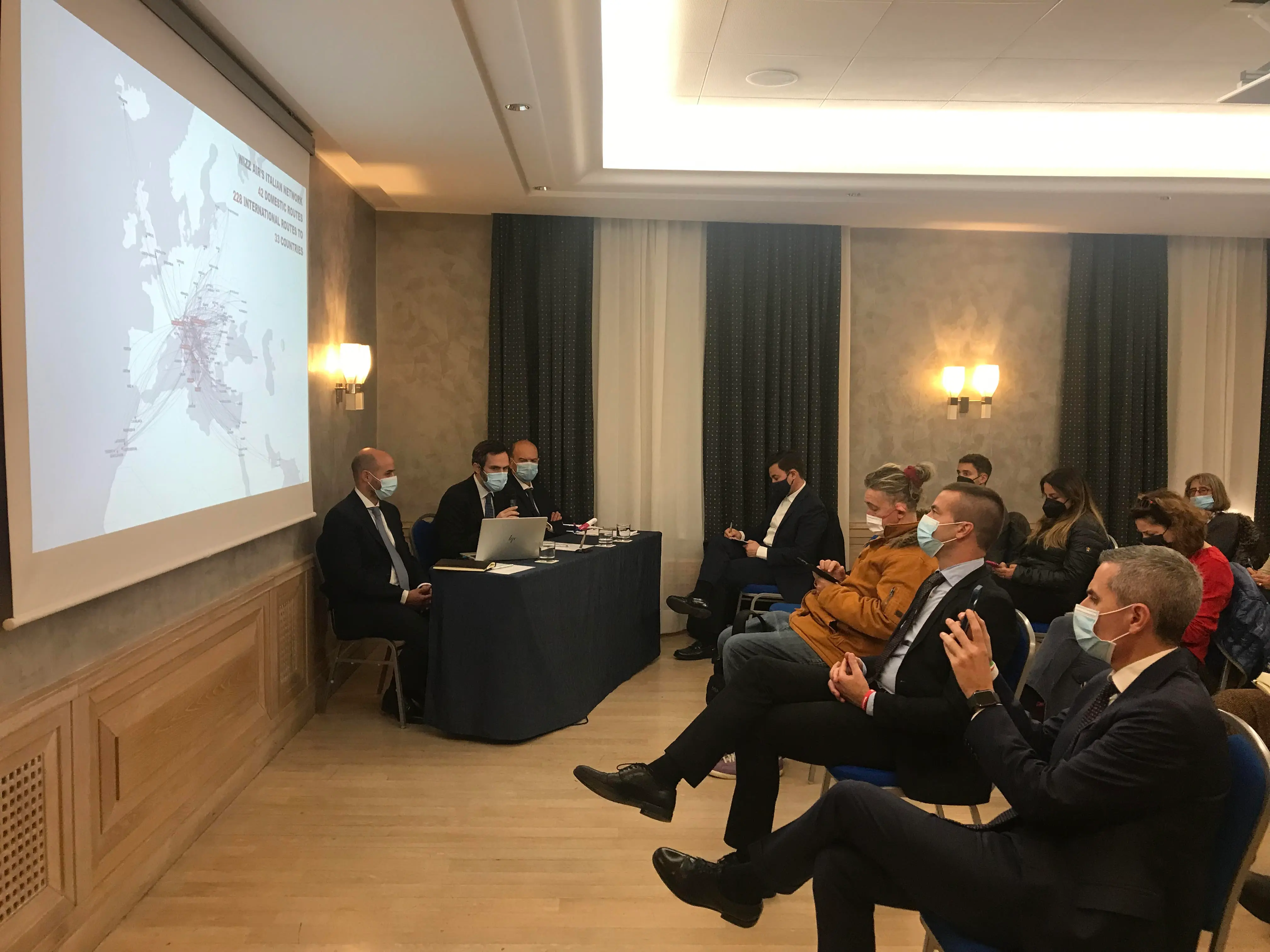 Un momento della conferenza stampa (17/11/2021) con cui il vettore aero low-cost Wizz Air annuncia l'aggiunta di un 5° aereo sullo scalo di Roma-Fiumicino e 13 nuove rotte. Tra gli oratori, da sinistra: Andras Rado, Senior Corporate Manager di Wizz Air; George Michalopoulos, Chief Commercial Officer di Wizz Air; Ivan Bassato, Chief Aviation Officer di Aeroporti di Roma