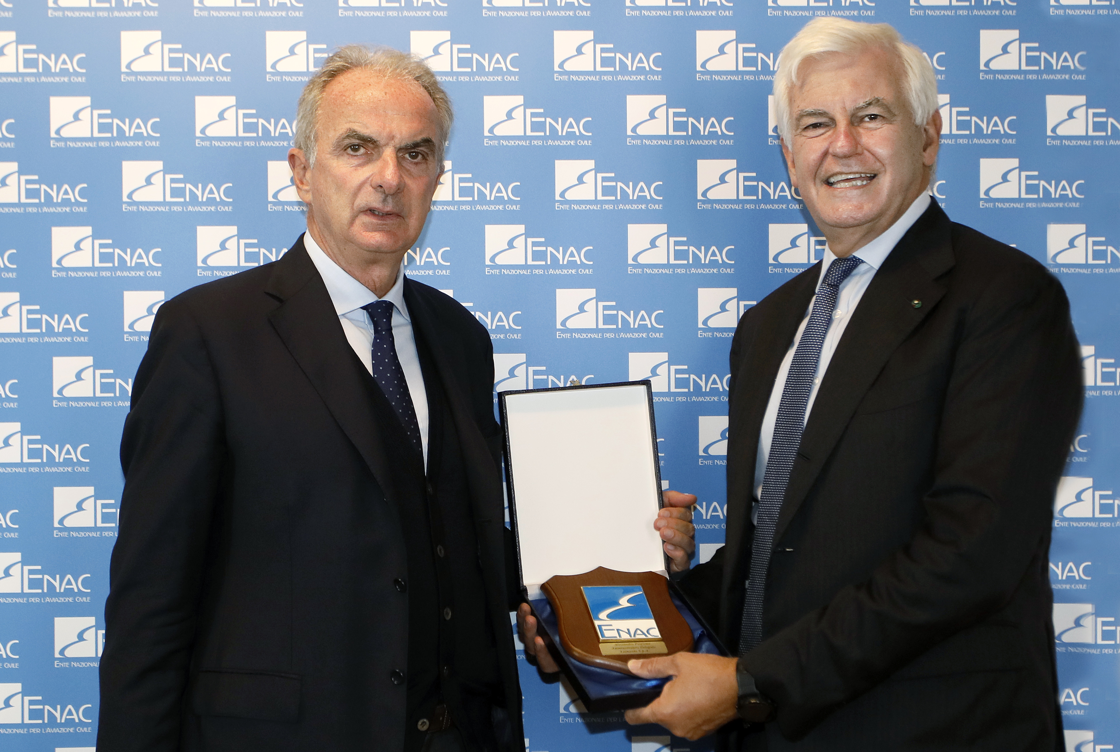 Il presidente dell’Ente nazionale per l’aviazione civile (Enac) Pierluigi Di Palma e l'amministratore delegato di Leonardo, Alessandro Profumo durante l'incontro del 13 ottobre 2021 a Roma