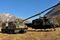 Elettronica: sistema C-Uas on the move, Adrian Snow Leopard installato su un blindato Esercito italiano vicino ad un elicottero