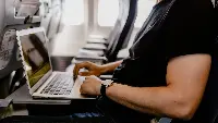 Utilizzo del servizio Wi-Fi a bordo di un aereo.