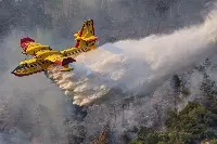 Aereo CL-415 Canadair durante una operazione antincendio