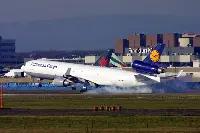 McDonnell Douglas MD-11 Lufthansa Cargo landing
