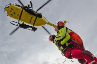 Avincis: elicottero impegnato in una operazione di soccorso tramite verricello