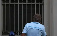 Un agente della Polizia penitenziaria all'interno di un carcere italiano