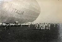 16 maggio 1928. La fotografia ritrae il dirigibile Italia in uscita da un hangar