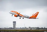 Aereo A-320neo di easyJet in fase di decollo