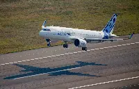 Aereo Airbus A320neo in decollo