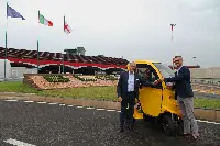 Aeroporto di Bologna: il presidente Enrico Postacchini, a sinistra, riceve le chiavi del mezzo elettrico di Ducati Energia da Mirco Fucili, a destra il 28 giugno 2022