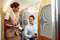 Vino servito in prima classe a bordo di aerei Emirates