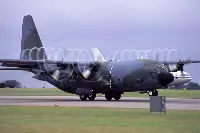Lockheed C-130 Hercules in decollo in una foto d'archivio