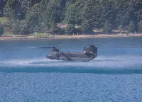 Esercito italiano: elicottero CH-47 in fase di ammaraggio