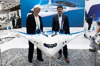 Sabine Klauke, Chief Technical Officer di Airbus e Philippe Peccard, Vice President Clean Energy di Linde, siglano un accordo di cooperazione presso l'"Ila Airshow" di Berlino (22-26 giugno 2022)