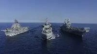 MMI: portaerei "Cavour", portaelicotteri "Garibaldi" e unità supporto logistico "Vulcano" schierate in linea di fronte durante le attività dell'esercitazione "Mare aperto"