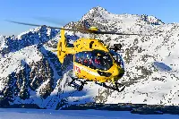 Avincis: elicottero in volo in montagna