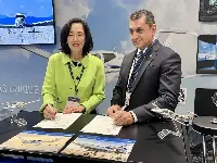 Urbe Aero Flight Academy increases Diamond Aircraft fleet: signing ceremony between Jane Wang, Sales Director, Diamond Aircraft Austria and Lorenzo Mezzadri, Accountable Manager of Urbe Aero Flight Academy