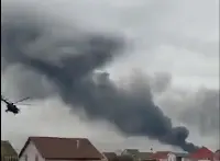 Una foto dei bombardamenti all'aeroporto di Hostomel vicino Kiev