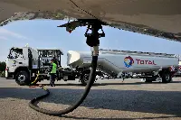Un camion di carburante Total rifornisce un aereo