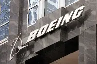 Logo di Boeing fuori dalla sede di Chicago