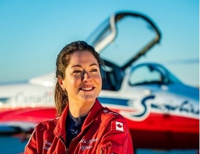 Il capitano Jennifer Casey, portavoce e speaker della formazione canadese "Snowbird" morto in incidente aereo CT-114 Tutor avvenuto il 17 maggio 2020 a Kamloops, Columbia Britannica
