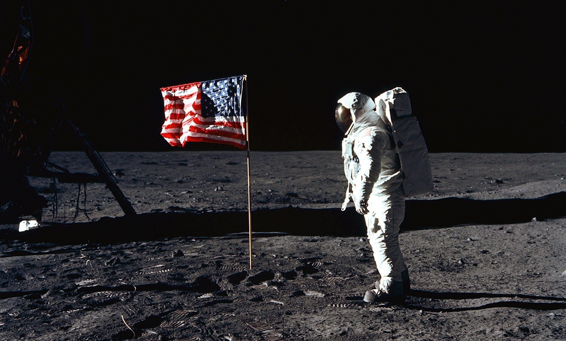 Fotografia di Neil Armstrong sulla Luna dopo aver piazzato la bandiera degli Stati Uniti