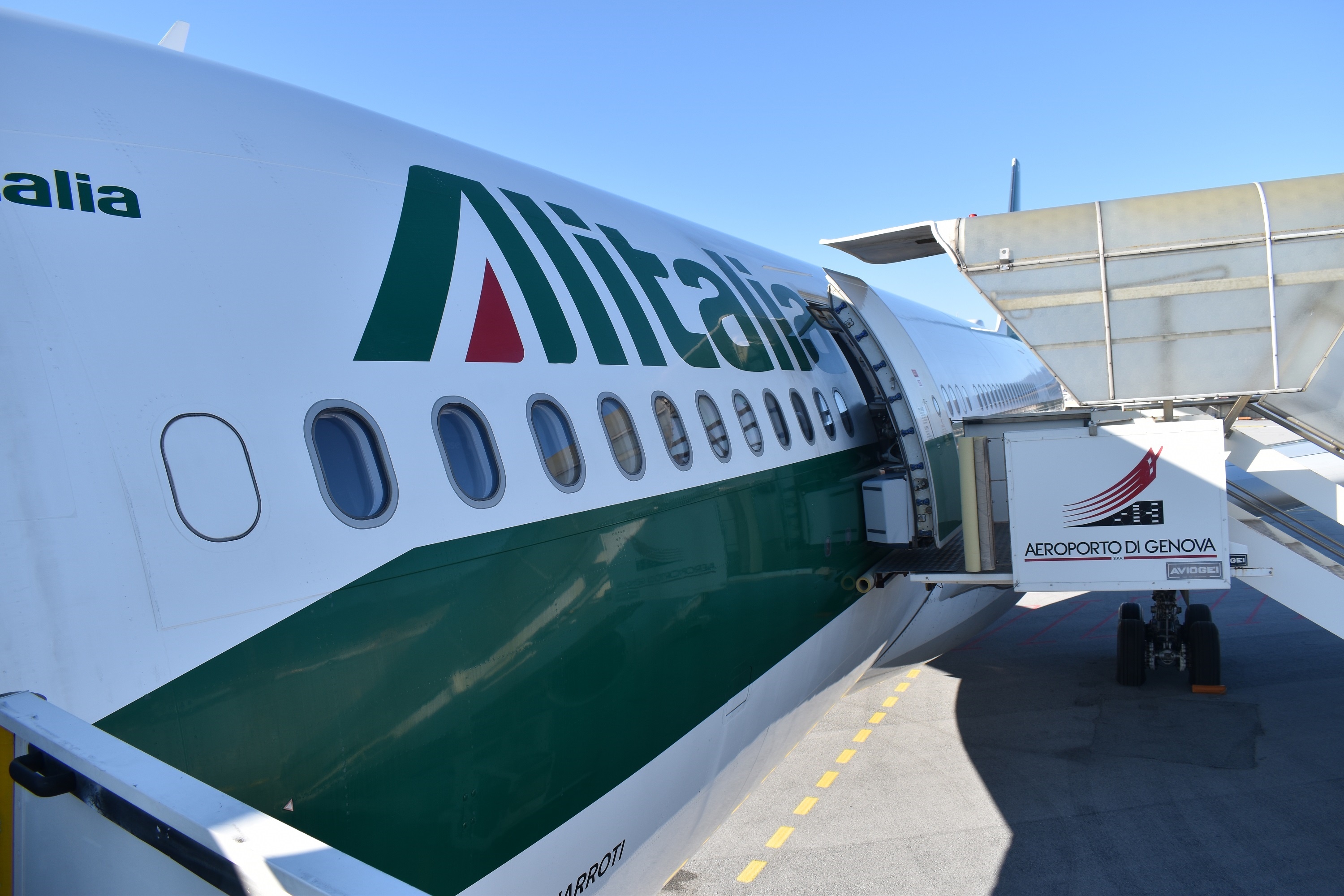 Aereo A-330/200 di Alitalia all'aeroporto "Cristoforo Colombo" di Genova