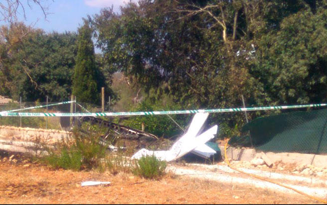 a collision in flight between the helicopter Bell 206L-3 Long Ranger III (D-HOTT brands) and the aircraft Aeroprakt A22L ultralight Foxbat, EC-GU1 brands in Inca, in the island of Majorca on August 25