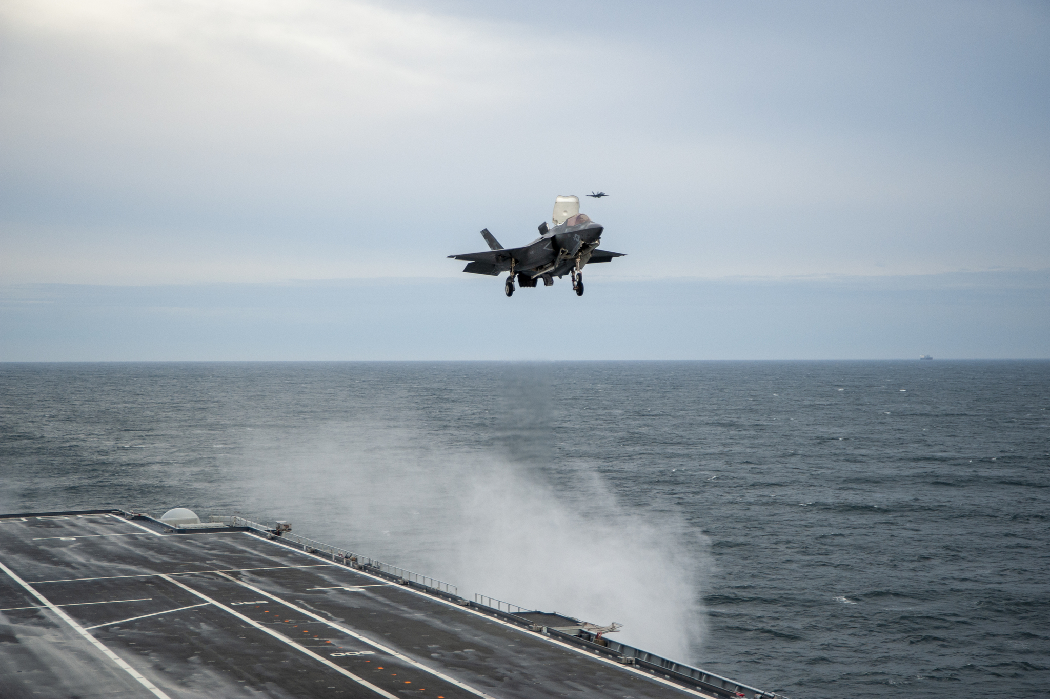 Il primo appontaggio di un aereo F-35B del corpo degli Us marine sul ponte della portaerei "Cavour" della Marina militare italiana
