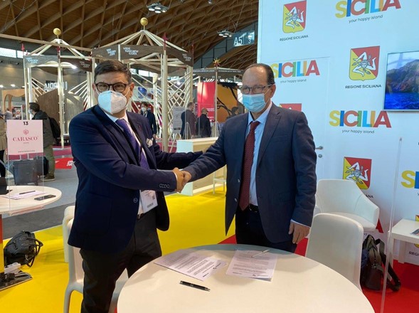Il presidente di Airgest, Salvatore Ombra (sinistra) con l'accountable manager di Lumiwings, Dimitrios Kremiotis al "Ttg Rimini 2020"
