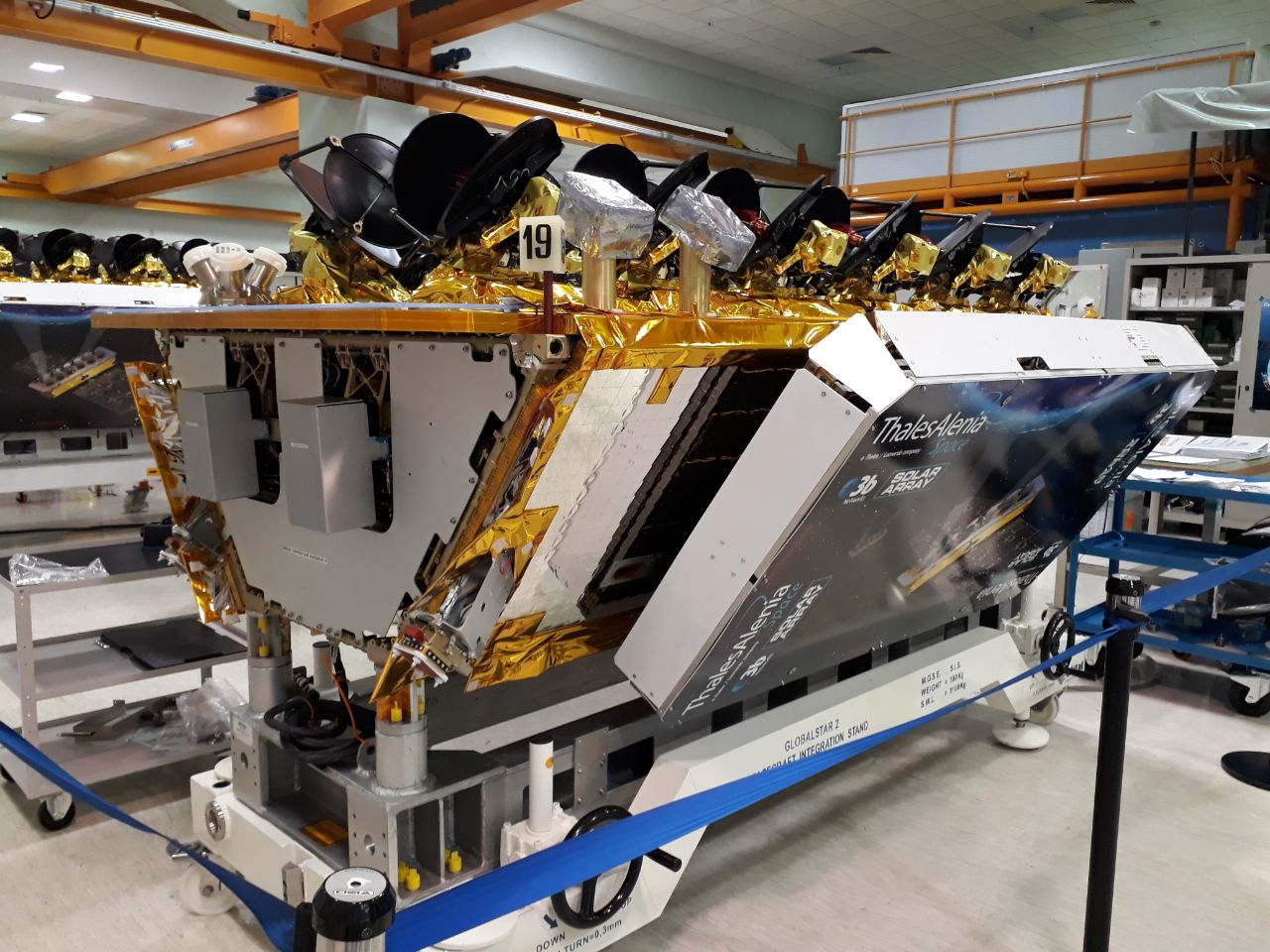 Uno dei satelliti O3b assemblato che sarà mandato in orbita il 26 marzo 2019
