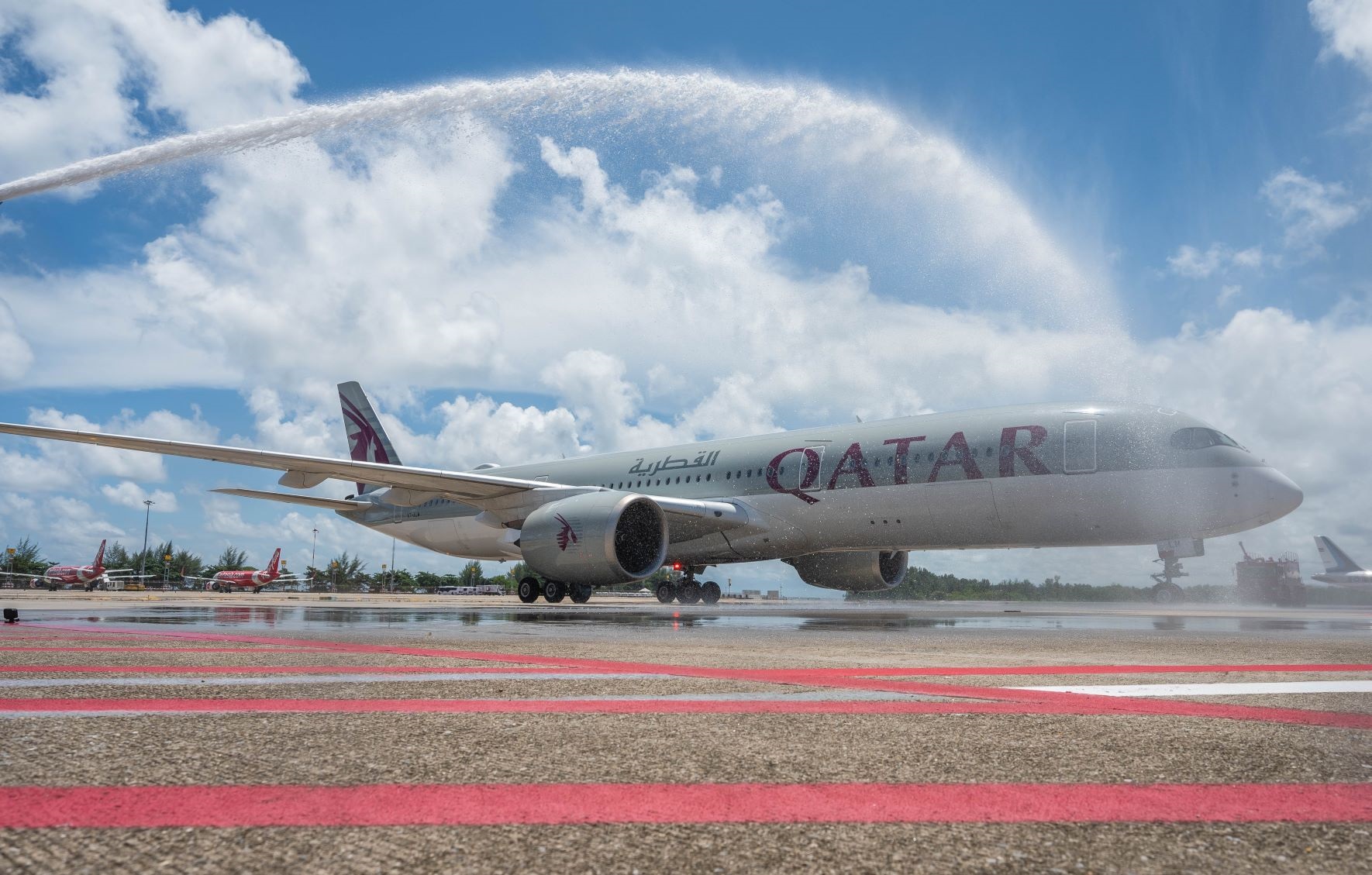 Aereo A-350 di Qatar Airways atterrato a Phuket, in Thailandia, e salutato dal water cannon