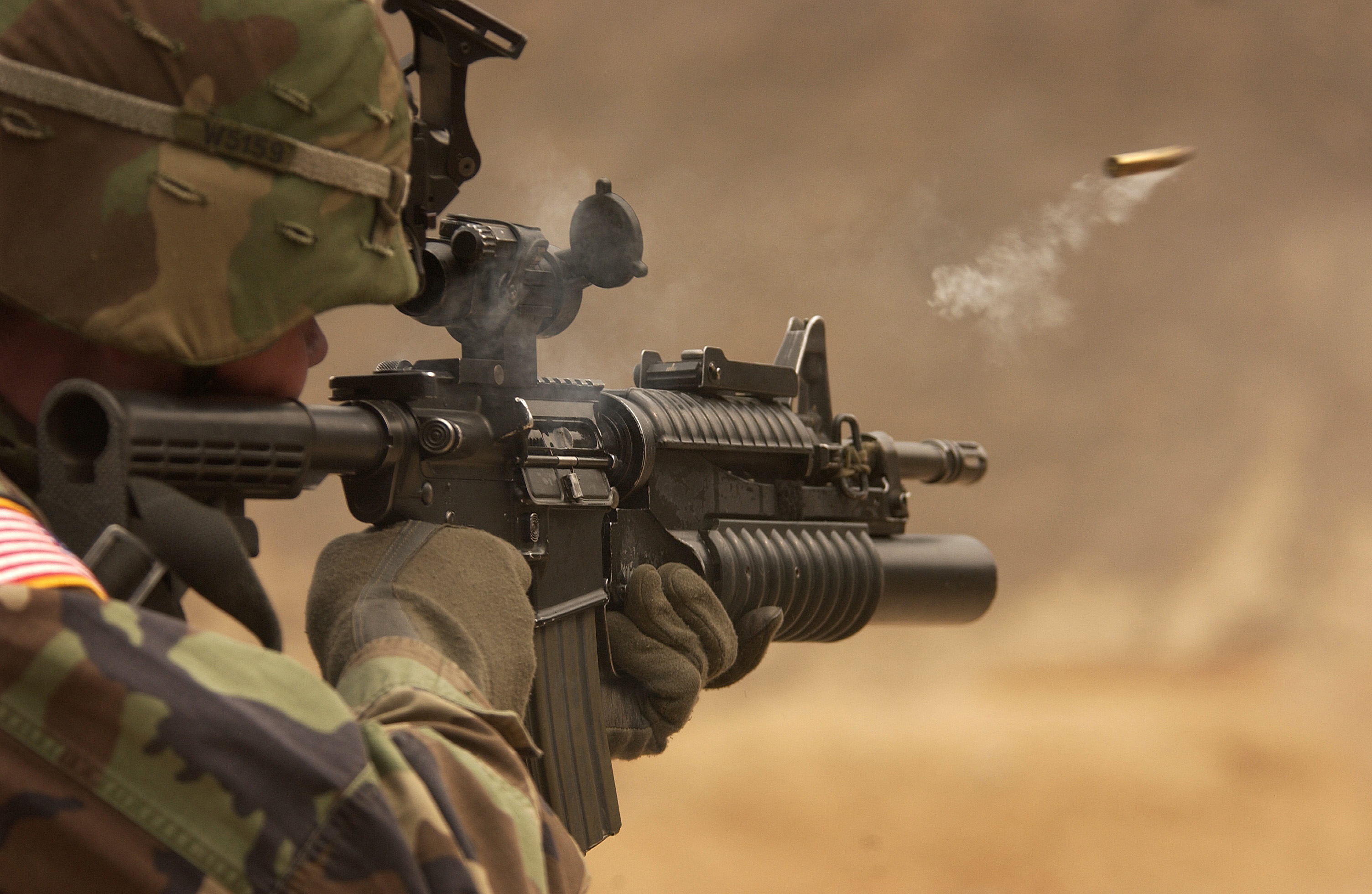 Un marines durante un'esercitazione militare con la carabina Colt M4