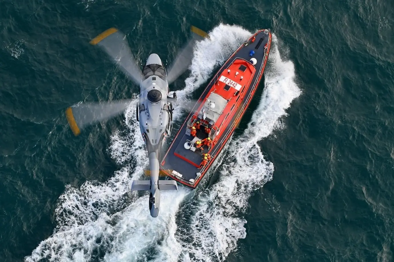 Elicottero H-160 in volo durante una missione Sar (Search and Rescue, ricerca e soccorso)