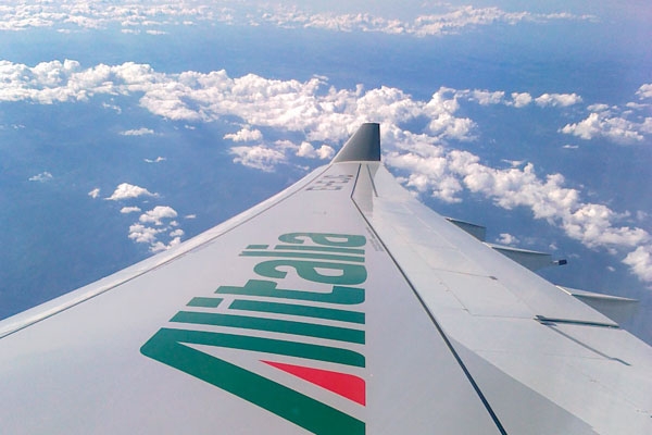 Logo Alitalia sull'ala di un suo aereo © Copyright Alitalia - Compagnia Aerea Italiana SpA