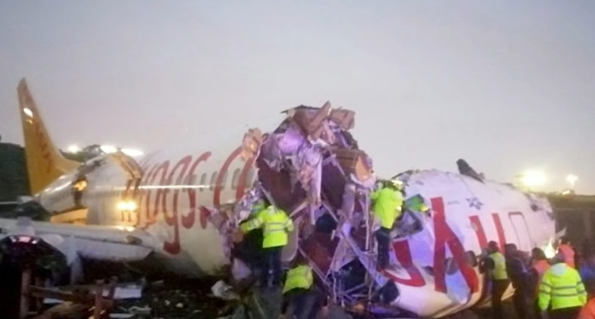 Aereo Boeing B-737/86J, marche TC-IZK, della compagnia turca Pegasus Airlines, che si è spezzato in due dopo esser uscito di pista all'aeroporto "Sabiha Gokcenad" ad Istanbul (5/02/2020)