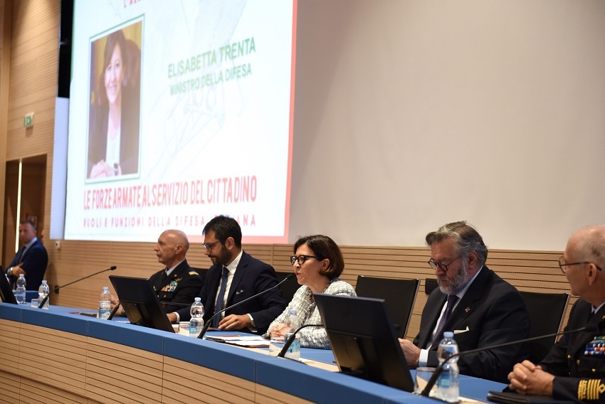 Il ministro della Difesa Elisabetta Trenta durante il suo intervento al convegno "Difesa collettiva: l'Aeronautica militare" svoltosi a Roma il 25 luglio 2019