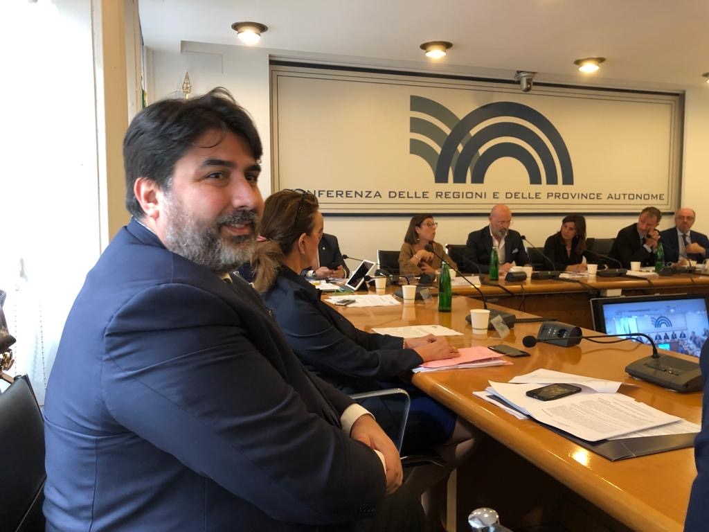 Il presidente Regione Sardegna Christian Solinas a Conferenza regioni ed in fondo il ministro dei Trasporti Paola De Micheli