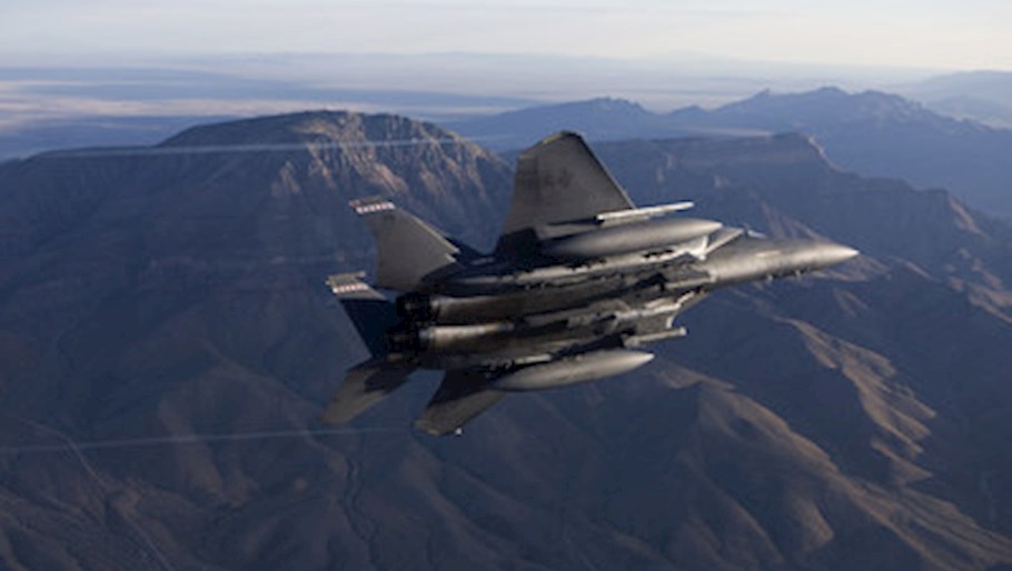 Aereo F-15E trasporta arma StormBreaker durante una esercitazione test vicino White Sands Missile Range in New Mexico