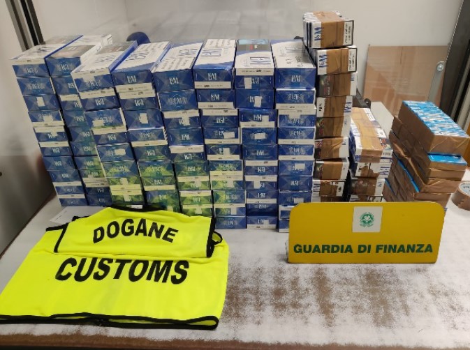 Aeroporto di Bergamo-Orio al Serio: Adm e GdF sequestrano complessivamente circa 100 kg di prodotto (oltre 500 stecche di sigarette)