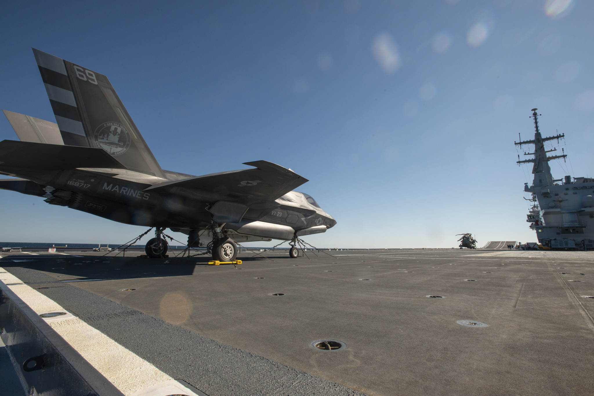 Il primo appontaggio di un aereo F-35B del corpo degli Us marine sul ponte della portaerei "Cavour" della Marina militare italiana