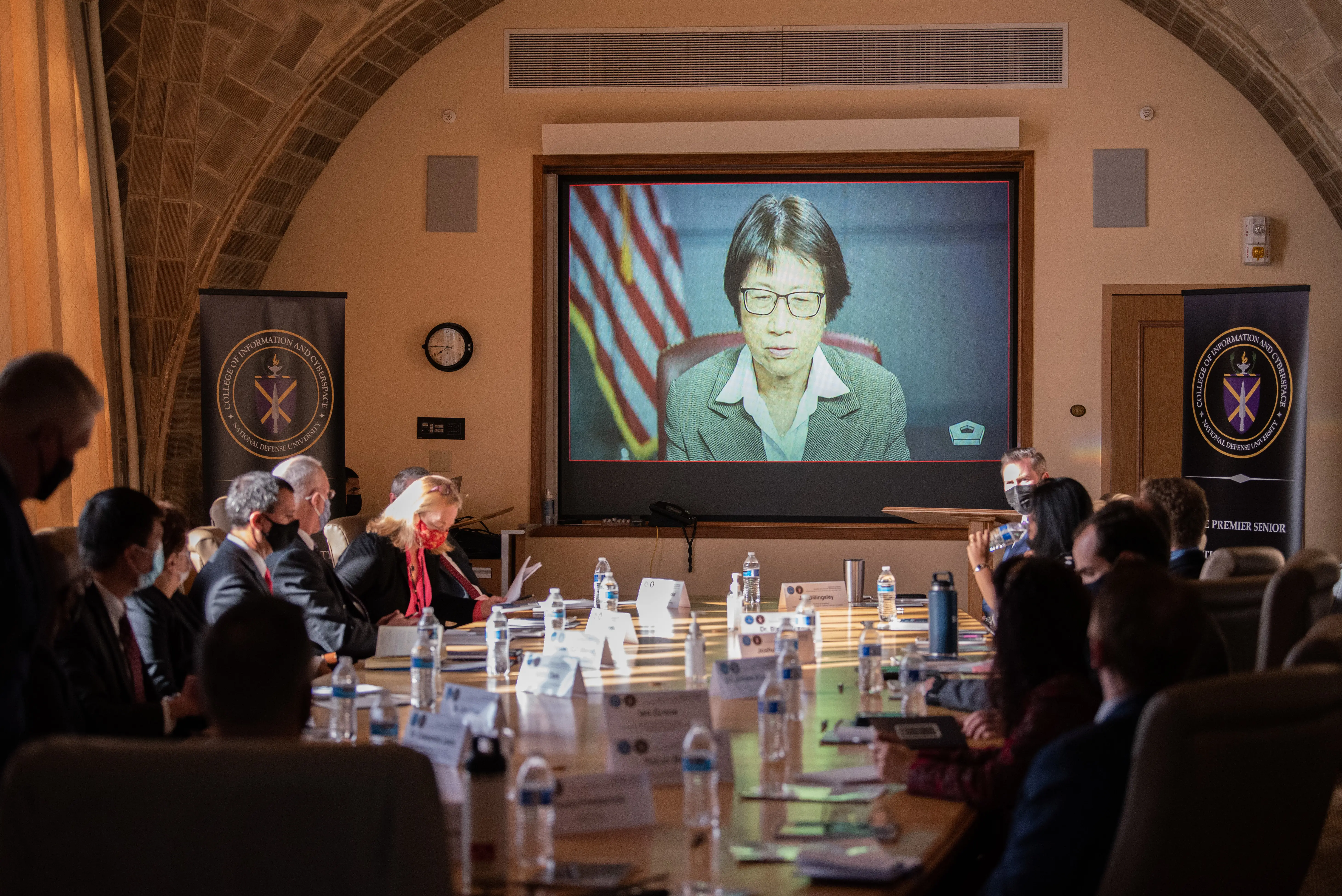 Il sottosegretario statunitense alla difesa Heidi Shyu durante una riunione con il Department of Defense University Consortium for Cybersecurity