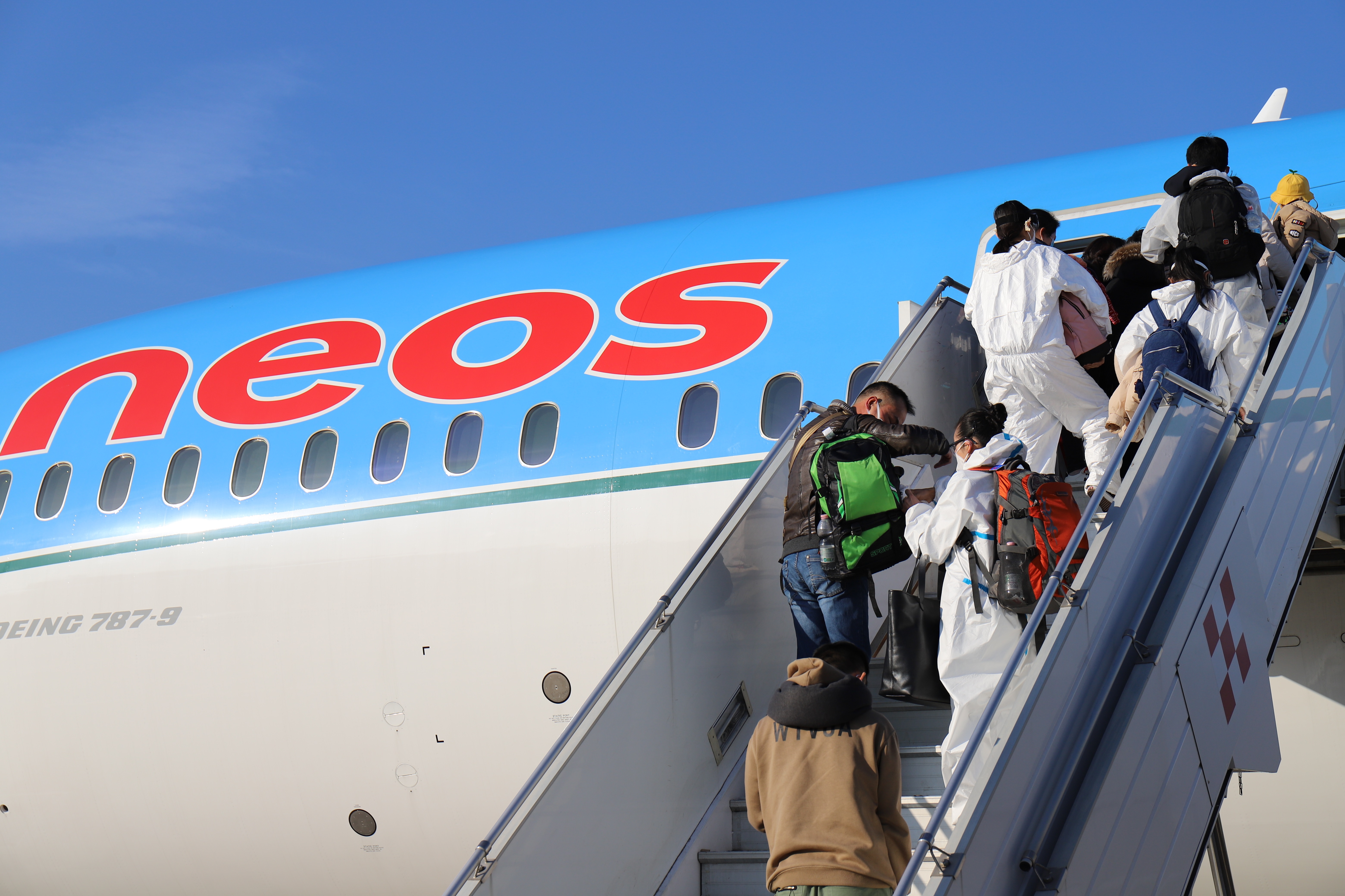 Passeggeri salgono a bordo aereo B-787 Neos decollato il 26 novembre 2020 alle 13:45 dall’aeroporto di Milano-Malpensa, primo volo Covid free internazionale con destinazione Nanchino