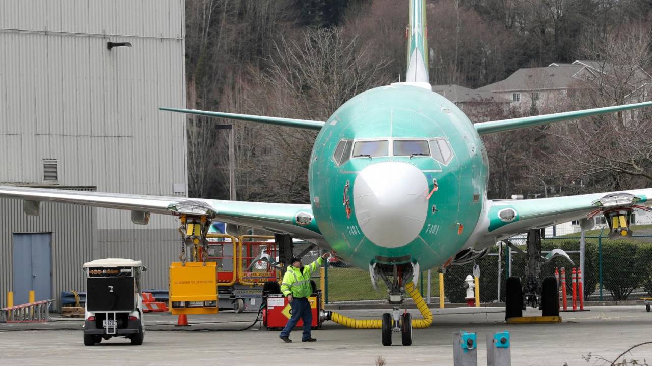 Un aereo Boeing B-737 MAX fermo fuori da uno stabilimento dell'azienda aerospaziale